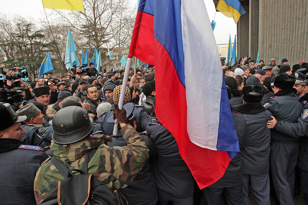 Участники митинга у здания Верховного совета Крыма в Симферополе