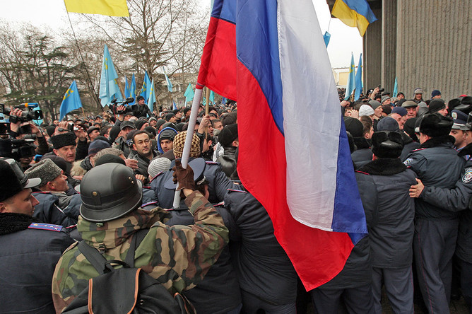Участники митинга у здания Верховного совета Крыма в Симферополе