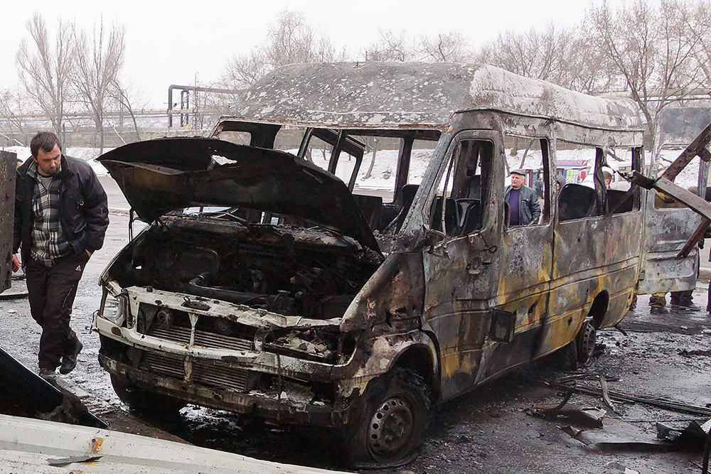 Сгоревший автобус на автостанции, где в результате попадания снаряда погибли люди
