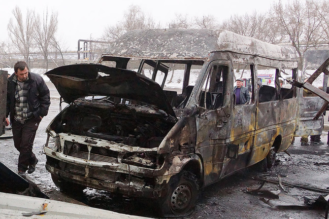Сгоревший автобус на автостанции, где в результате попадания снаряда погибли люди