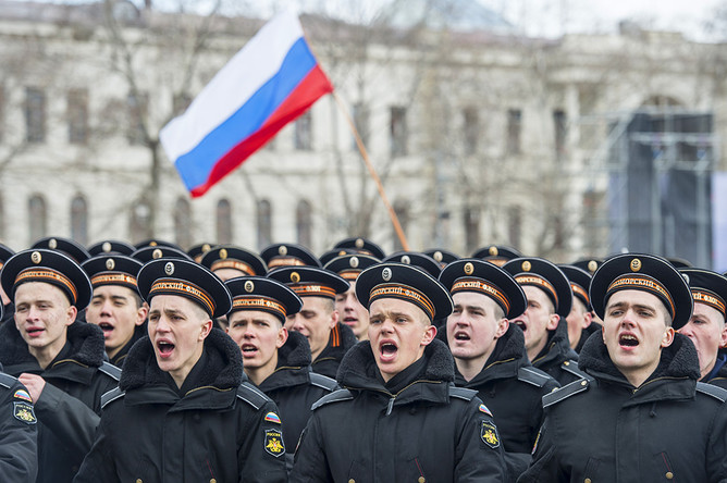 Участники праздничных мероприятий в Севастополе, посвященных годовщине «Крымской весны»