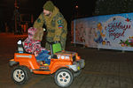 Ополченец ДНР катает ребенка на игрушечном автомобиле в канун Нового года в центре Донецка