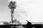 Всего в 100 км от города, на Невадском испытательном полигоне, проводились испытания ядерного оружия, и можно было наблюдать «ядерные грибы» прямо из окон номеров отелей Лас-Вегаса. На фото: ядерный гриб в пустыне Невада, 1953 год