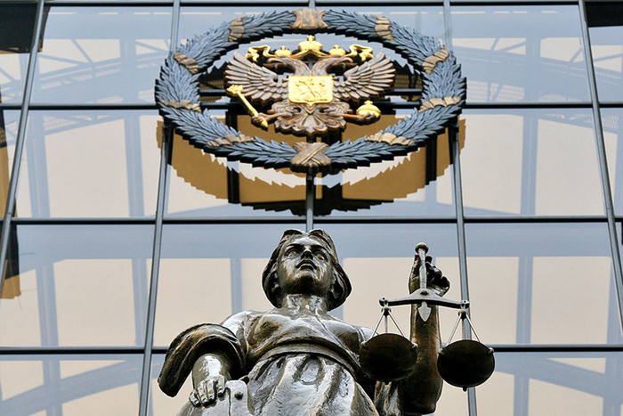 Статуя Фемиды на фасаде здания Верховного суда РФ в Москве