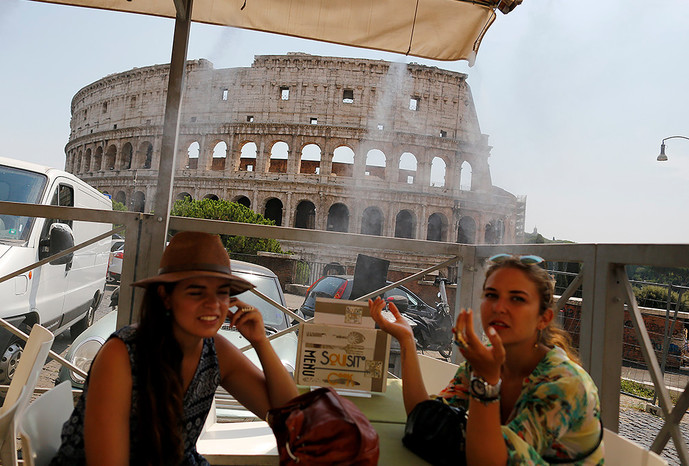 Девушки спасаются от жары в&nbsp;кафе перед&nbsp;Колизеем, Рим, Италия, 8&nbsp;августа 2015&nbsp;года