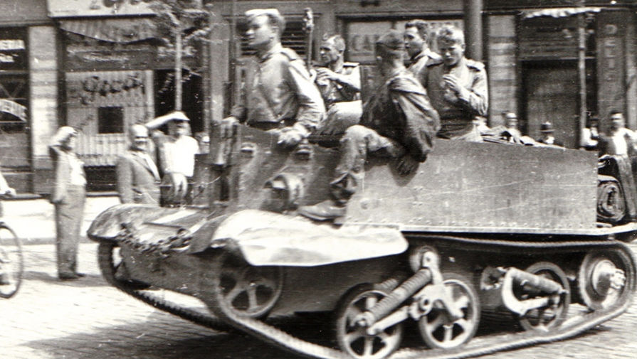 Солдаты Красной армии в Бухаресте на британском Universal Carrier по программе ленд-лиза, 30 августа 1944 года