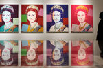 В 2012 году королева Великобритании Елизавета II приобрела четыре своих портрета, выполненных Энди Уорхолом в стиле поп-арт 
