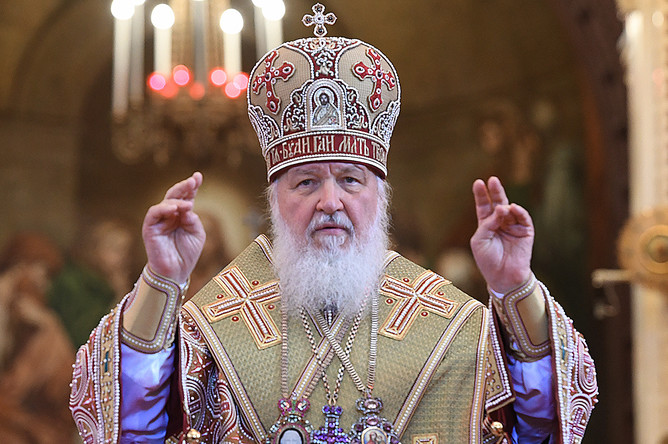 Патриарх Московский и всея Руси Кирилл во время богослужения в храме Христа Спасителя, где находится ковчег с мощами святителя Николая Чудотворца, 22 мая 2017 года