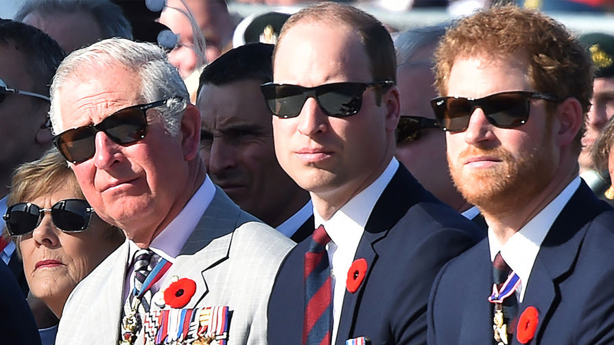 Уильям с братом принцем Гарри (справа) и отцом Чарльзом, принцем Уэльским, 2017 год 