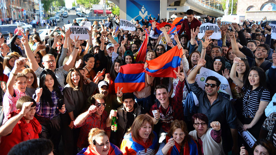 Жители Еревана празднуют уход в отставку премьер-министра Армении Сержа Саргсяна, 23 апреля 2018 года