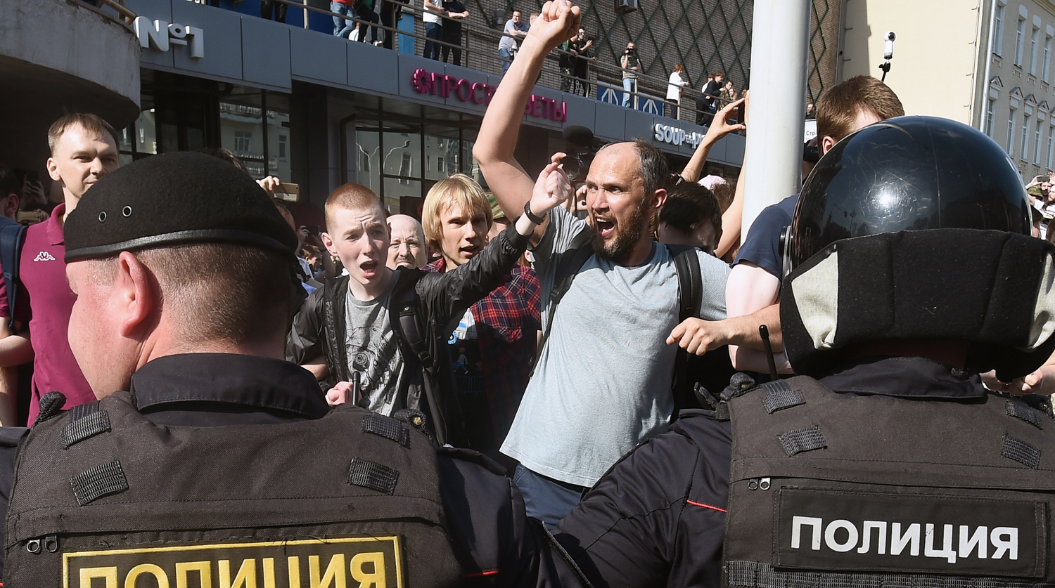 Во время несогласованной акции сторонников оппозиционного политика Алексея Навального в центре Москвы, 5 мая 2018 года