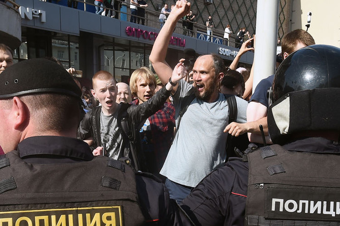 Во время несогласованной акции сторонников оппозиционного политика Алексея Навального в центре Москвы, 5 мая 2018 года