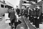 Советские моряки наблюдают, как команда катера береговой охраны Японии Цугару грузит ящики с документами и обломками самолета Korean Airlines 007. Невельск, 26 сентября 1983 года