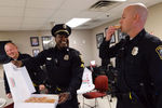Сотрудники отдела полиции города Лексингтон, штат Кентукки, едят пончики, которые им доставили в знак благодарности
