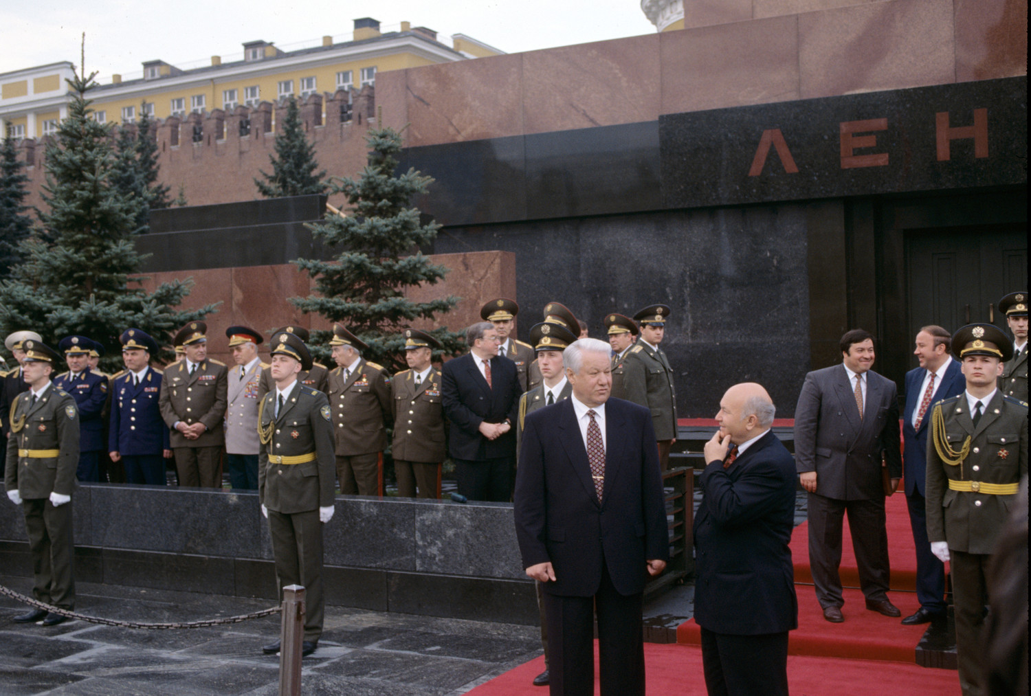 Ельцин на мавзолее в Москве