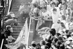 Столкновение полиции и болельщиков во время финала Кубка европейских чемпионов между итальянским «Ювентусом» и английским «Ливерпулем» 29 мая 1985 года в Брюсселе