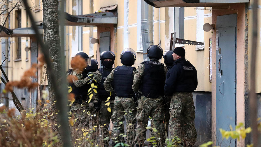 Сотрудники правоохранительных органов во время подготовки к спецоперации в Колпинском районе, где мужчина взял в заложники шестерых детей, 24 ноября 2020 года