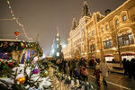 Посетители на Гум-Ярмарке на Красной площади в Москве, декабрь 2021 года