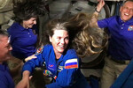 Космонавт Роскосмоса Анна Кикина (в центре) прибыла на МКС в составе экипажа частного космического корабля Crew Dragon компании SpaceX, 7 октября 2022 года