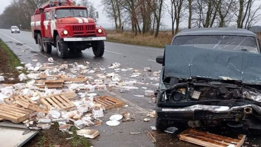 В Курской области во время ДТП из машины вывалились торты 