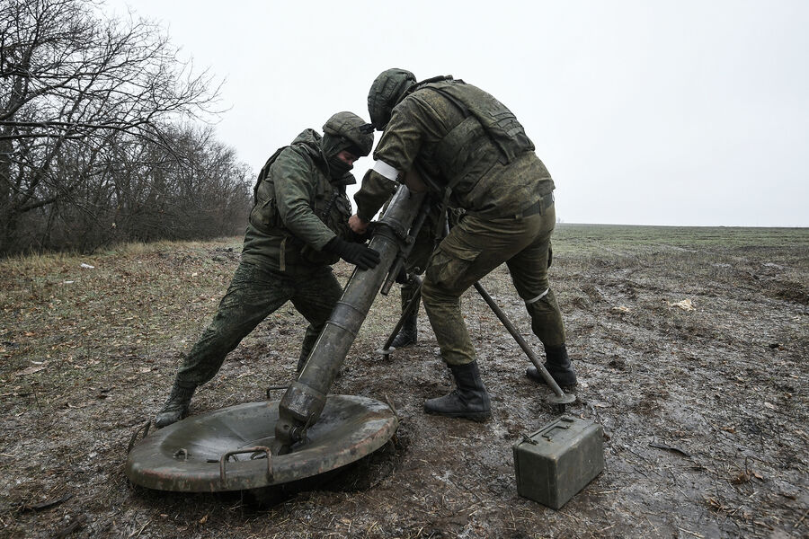 Военнослужащие минометного расчета Вооруженных сил РФ участвуют в боевых действиях на Запорожском направлении специальной военной операции