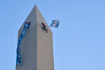 Аргентинские болельщики машут флагами из Обелиска в центре Буэнос-Айреса в ожидании встречи с аргентинской футбольной командой, 20 декабря 2022 года