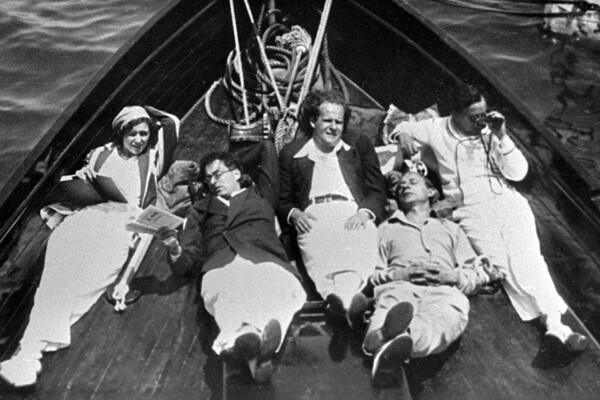 Сергей Эйзенштейн с&nbsp;Эдуардом Тиссэ и Айвором Монтегю на&nbsp;яхте Чарли Чаплина (1-й справа), 1930&nbsp;год