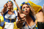 Болельщицы сборной Швеции перед матчем 1/4 финала чемпионата мира по футболу между сборными Швеции и Англии в Самаре, 7 июля 2018 года