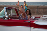 Вин Дизель и Мишель Родригес во время съемок фильма «Форсаж-8» на Кубе