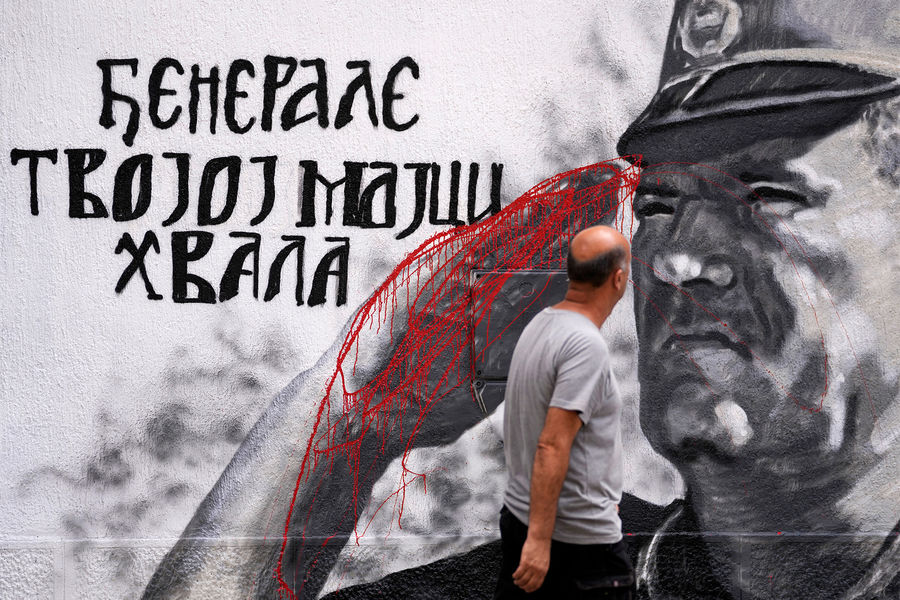 Испорченное вандалами изображение бывшего сербского военачальника Ратко Младича, Белград, Сербия, 2021 год