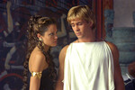 <b>«Александр» (2004)</b>
<br><br>
Анджелине Джоли досталась роль матери Александра, хотя она старше Колина Фаррелла всего на год.
