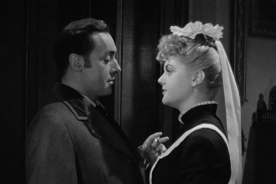 <b>«Газовый свет» (1944)</b>
<br><br>
Кинодебютом Анджелы Лэнсбери стала голливудская картина Джорджа Кьюкора «Газовый свет» с&nbsp;Ингрид Бергман и Шарлем Буайе в&nbsp;главных ролях. У&nbsp;юной актрисы тогда за&nbsp;плечами был лишь опыт учебы в&nbsp;театральной школе в&nbsp;Нью-Йорке; на&nbsp;съемки «Газового света» она попала благодаря знакомству с&nbsp;соавтором сценария картины Джоном Вэн Друтеном. Именно он предположил, что начинающая артистка идеально подходит на&nbsp;роль юной служанки из&nbsp;простонародья Нэнси Оливер.
<br><br>
Зловещий фильм о&nbsp;женщине, которой манипулирует муж, заставляя усомниться в&nbsp;собственной адекватности, имел огромный успех &mdash; он получил семь номинаций на&nbsp;«Оскар». Одна из&nbsp;них досталась Анджеле Лэнсбери.

