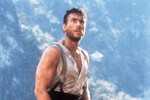 <b>“В поисках приключений” (1996)</b>
<br><br>
Фильм стал режиссерским дебютом Ван Дамма, давно мечтавшего снять свой проект о боевых искусствах. В центре сюжета — Кристофер Дюбуа (Ван Дамм), уличный вор из Нью-Йорка 1920-х годов, который после череды не самых приятных приключений оказывается в затерянном тибетском городе, где принимает участие в тайном турнире лучших бойцов со всего мира. В случае победы Дюбуа получит главный приз — большого дракона, выполненного из чистого золота, но если проиграет, его ждет вечное заключение в стенах затерянного города.
