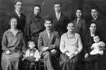 Семейный портрет Брежневых. Во втором ряду крайний слева — Леонид Брежнев, 1930 год