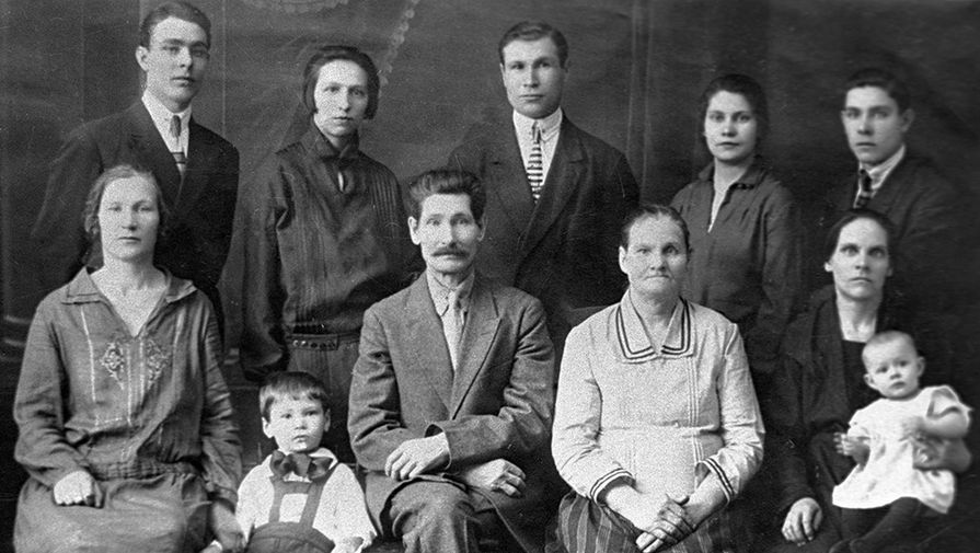 Семейный портрет Брежневых. Во втором ряду крайний слева &mdash; Леонид Брежнев, 1930 год