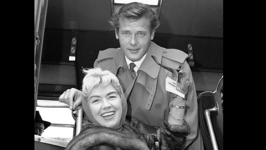 Роджер Мур с&nbsp;супругой Дороти Сквайр в&nbsp;аэропорту Лондона, 1959 год