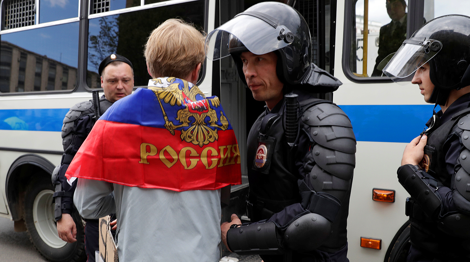 Задержание участника несанкционированного митинга на Тверской улице в Москве