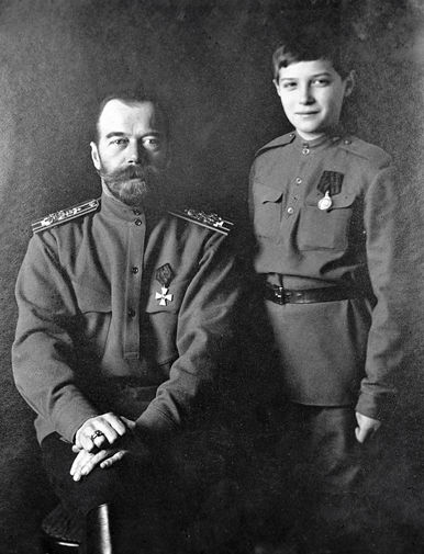 Российский император Николай II с сыном Алексеем, 1915 год