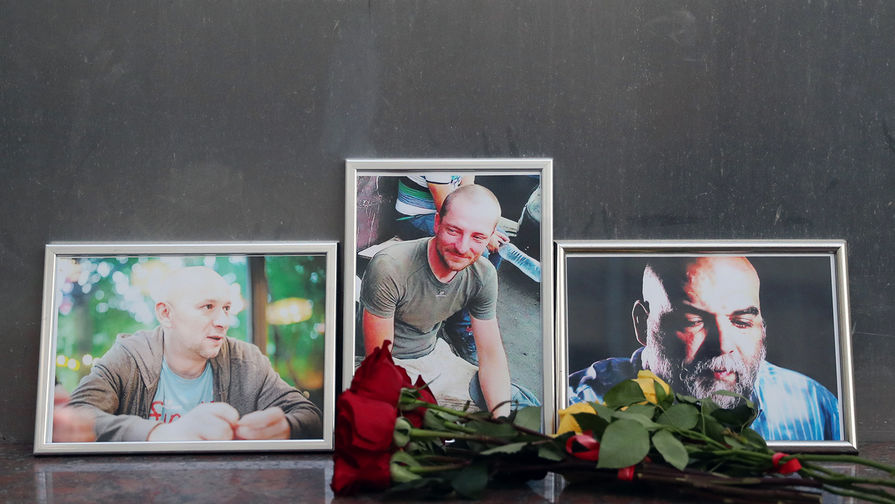 Цветы у Центрального дома журналиста в память об убитых в ЦАР российских журналистах Кирилле Радченко, Александре Расторгуеве и Орхане Джемале, 31 июля 2018 года