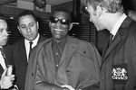 Мызыкант Рэй Чарльз жмет руку рок-музыканту Джонни Холлидею в Париже, 1961 год 