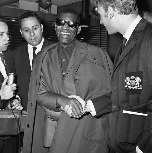 Мызыкант Рэй Чарльз жмет руку рок-музыканту Джонни Холлидею в&nbsp;Париже, 1961 год 
