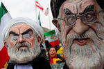 Фигуры президента Ирана Хасан Роухани и высшего руководителя Али Хаменеи во время митинга в поддержку смены правительства в Иране в Вашингтоне, США, 2019 год