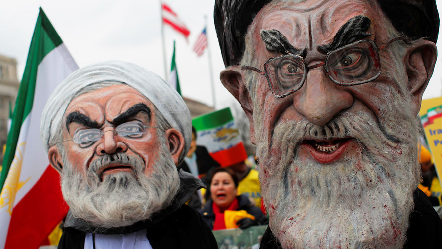Фигуры президента Ирана Хасан Роухани и высшего руководителя Али Хаменеи во время митинга в&nbsp;поддержку смены правительства в&nbsp;Иране в&nbsp;Вашингтоне, США, 2019 год