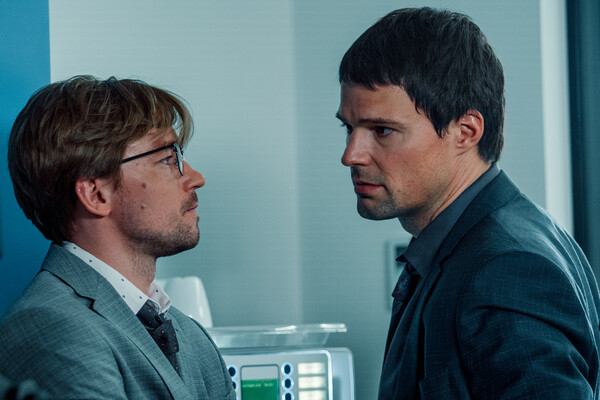 Кадр из сериала «Надвое» (2022)