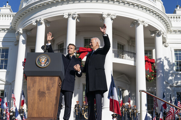 Президент Франции Эммануэль Макрон и президент США Джо Байден во время приветственной церемонии на&nbsp;Южной лужайке Белого дома в&nbsp;Вашингтоне, 1&nbsp;декабря 2022&nbsp;года