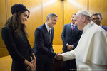 Папа Франциск с Джорджем Клуни и Амаль на встрече с Scholas occurrentes, образовательной организацией, основанной Папой Франциском, в Ватикане, 2016 год