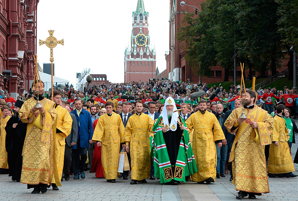 Патриарх Московский и всея Руси Кирилл (в центре) во время крестного хода по исторической Петровской дороге от Московского Кремля к древнему Высоко-Петровскому монастырю