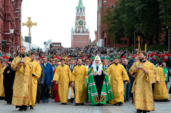 Патриарх Московский и всея Руси Кирилл (в центре) во время крестного хода по исторической Петровской дороге от Московского Кремля к древнему Высоко-Петровскому монастырю