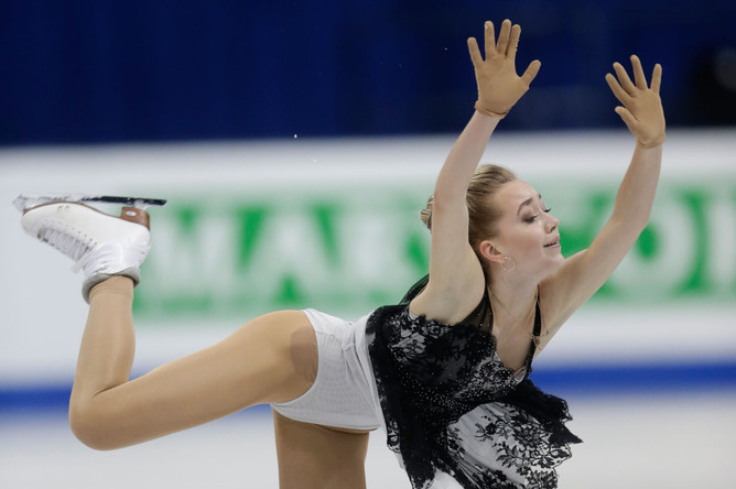 Елена Радионова выступает в произвольной программе женского одиночного катания на чемпионате Европы по фигурному катанию в Братиславе