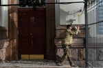 Участник митинга за освобождение украинской летчицы Надежды Савченко проникает на территорию посольства России в Киеве